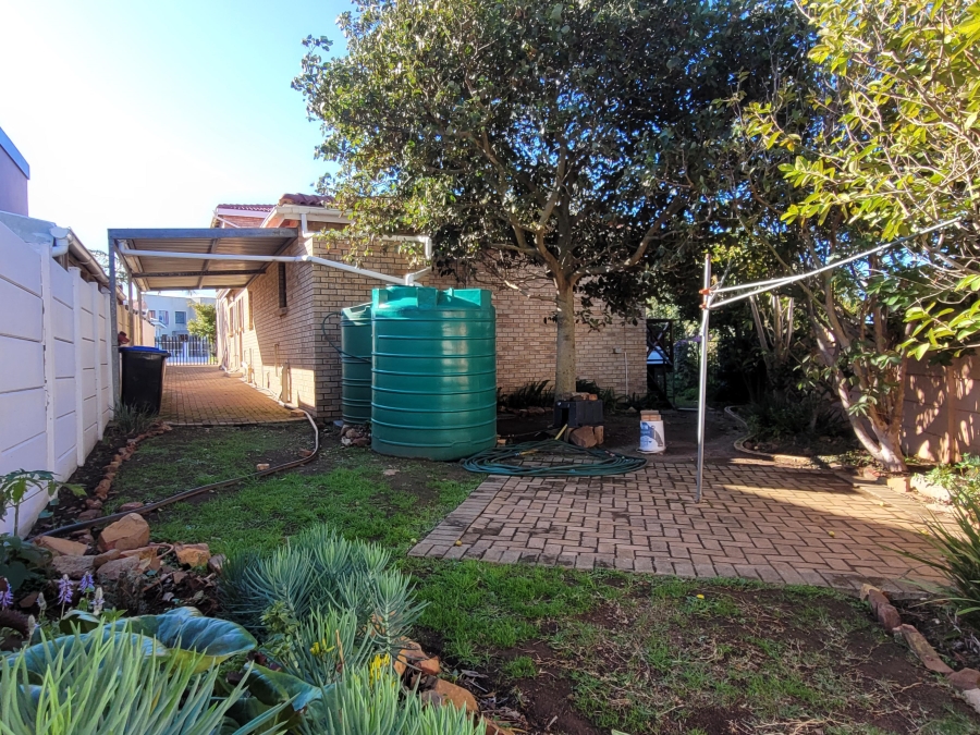 To Let 4 Bedroom Property for Rent in Wavecrest Eastern Cape